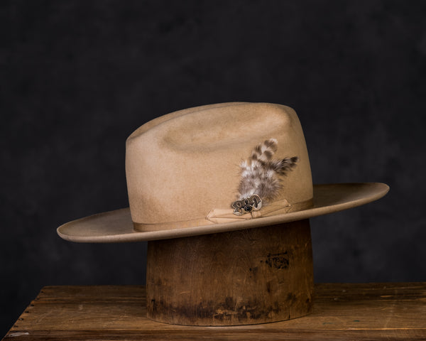 Chinchilla Schlappen Hat Feathers